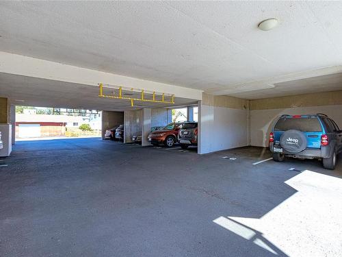 301-245 First St, Duncan, BC - Indoor Photo Showing Garage