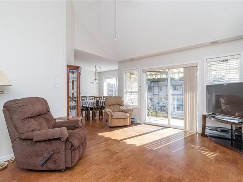 301-245 First St, Duncan, BC - Indoor Photo Showing Living Room