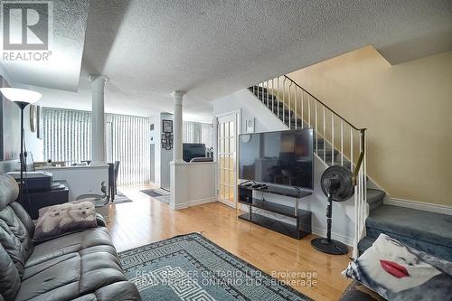 337 - 2 Valhalla Inn Road, Toronto, ON - Indoor Photo Showing Living Room