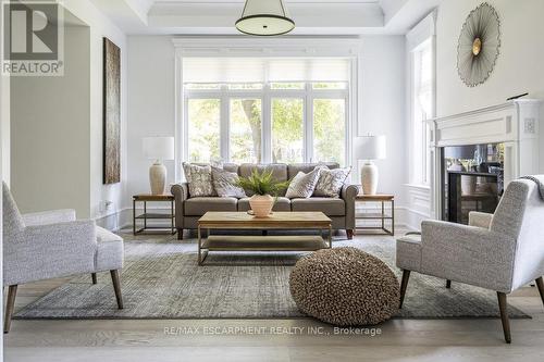 620 King Road, Burlington, ON - Indoor Photo Showing Living Room