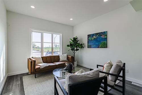 122 Meadowlands Drive, West St Paul, MB - Indoor Photo Showing Living Room