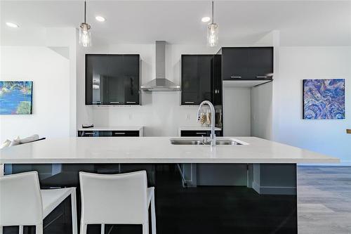 122 Meadowlands Drive, West St Paul, MB - Indoor Photo Showing Kitchen With Double Sink With Upgraded Kitchen