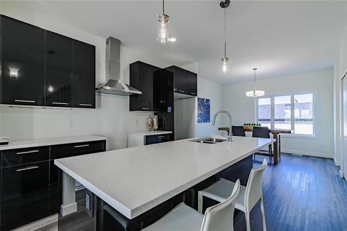 122 Meadowlands Drive, West St Paul, MB - Indoor Photo Showing Kitchen With Double Sink With Upgraded Kitchen