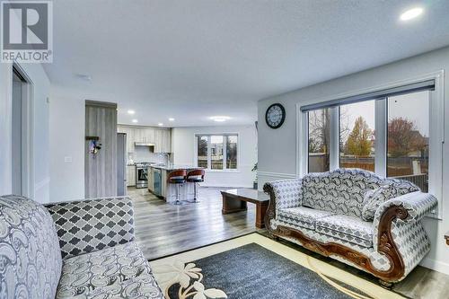 2490 Catalina Boulevard Ne, Calgary, AB - Indoor Photo Showing Living Room