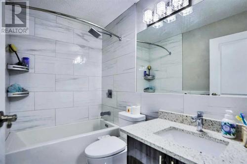 2490 Catalina Boulevard Ne, Calgary, AB - Indoor Photo Showing Bathroom