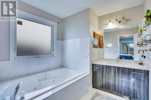 2490 Catalina Boulevard Ne, Calgary, AB - Indoor Photo Showing Bathroom