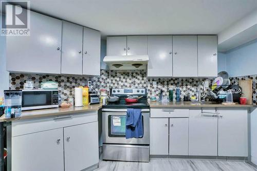 2490 Catalina Boulevard Ne, Calgary, AB - Indoor Photo Showing Kitchen