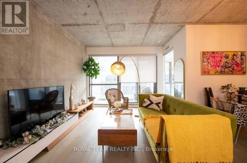 815 - 39 Brant Street, Toronto, ON - Indoor Photo Showing Living Room