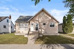 571 McAdam AVE  Winnipeg, MB R2V 0B1