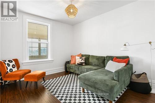 7 Argyle Street, Renfrew, ON - Indoor Photo Showing Living Room