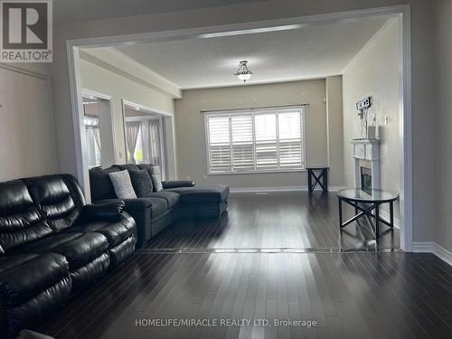 91 Earlsbridge Boulevard, Brampton, ON - Indoor Photo Showing Living Room