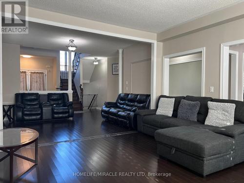 91 Earlsbridge Boulevard, Brampton, ON - Indoor Photo Showing Living Room