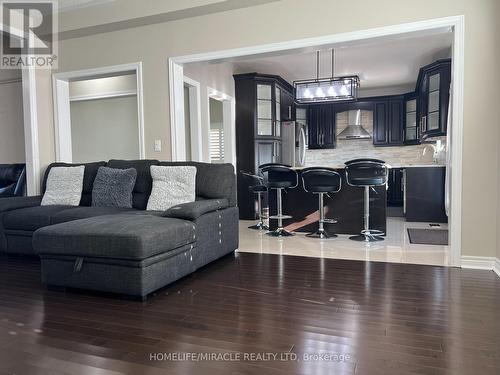 91 Earlsbridge Boulevard, Brampton, ON - Indoor Photo Showing Living Room