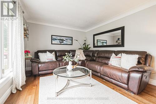 1451 6Th Con Road W, Hamilton, ON - Indoor Photo Showing Living Room