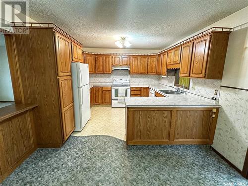 7469 Lake Avenue, Gull Lake, SK - Indoor Photo Showing Kitchen