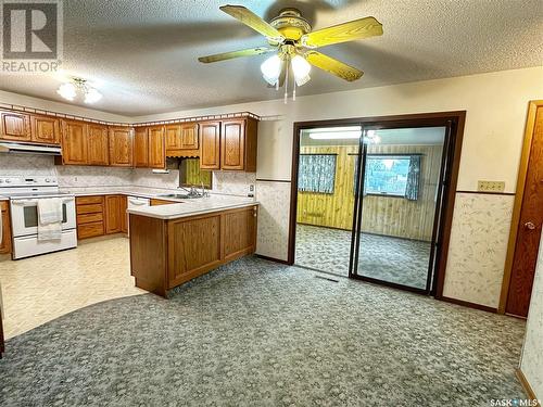 7469 Lake Avenue, Gull Lake, SK - Indoor Photo Showing Kitchen