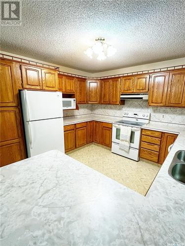 7469 Lake Avenue, Gull Lake, SK - Indoor Photo Showing Kitchen