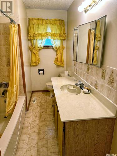 7469 Lake Avenue, Gull Lake, SK - Indoor Photo Showing Bathroom