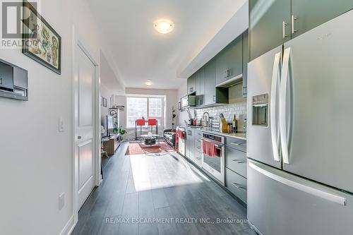 325 - 3220 William Coltson Ave Avenue E, Oakville, ON - Indoor Photo Showing Kitchen