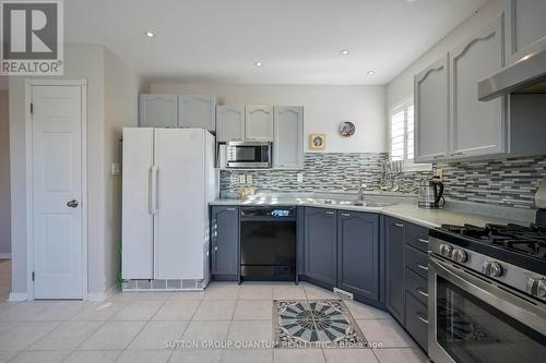 16 Wilson Crescent, Southgate, ON - Indoor Photo Showing Kitchen With Upgraded Kitchen