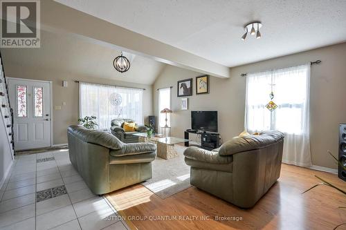 16 Wilson Crescent, Southgate, ON - Indoor Photo Showing Living Room