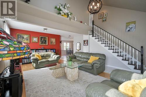 16 Wilson Crescent, Southgate, ON - Indoor Photo Showing Living Room