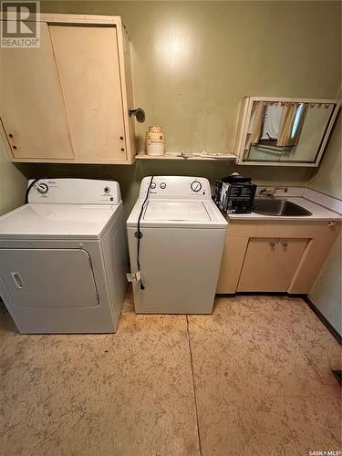 5373 Kings Avenue, Gull Lake, SK - Indoor Photo Showing Laundry Room