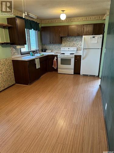 5373 Kings Avenue, Gull Lake, SK - Indoor Photo Showing Kitchen