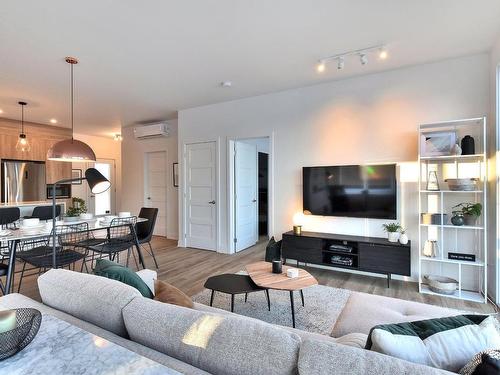 Salon - 107-3025 Av. Des Gouverneurs, Laval (Duvernay), QC - Indoor Photo Showing Living Room