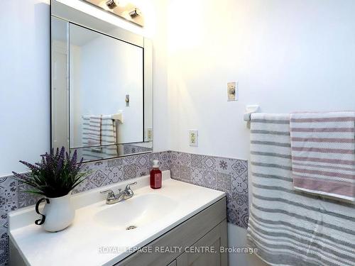 502-1001 Cedarglen Gate, Mississauga, ON - Indoor Photo Showing Bathroom