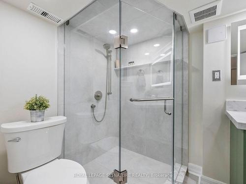 914 Royal York Rd, Toronto, ON - Indoor Photo Showing Bathroom