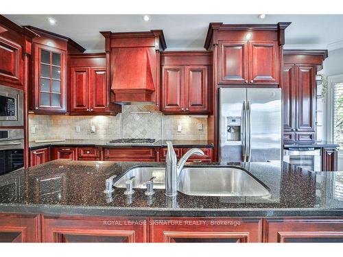 2230 Nightingale Way, Oakville, ON - Indoor Photo Showing Kitchen With Double Sink With Upgraded Kitchen