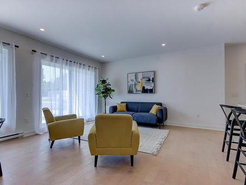 Salon - 4-81 Rue Janine-Sutto, Cowansville, QC - Indoor Photo Showing Living Room