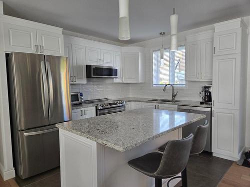 Cuisine - 4572 Rue De L'Onde, Lévis (Les Chutes-De-La-Chaudière-Est), QC - Indoor Photo Showing Kitchen With Upgraded Kitchen