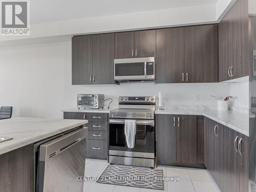 2240 Grainger Loop, Innisfil, ON - Indoor Photo Showing Kitchen