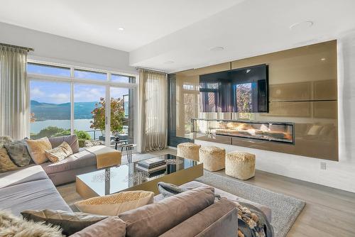 2305 Bridgeview Road, West Kelowna, BC - Indoor Photo Showing Living Room