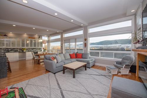 7505 Kennedy Lane, Vernon, BC - Indoor Photo Showing Living Room