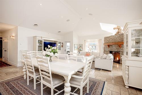 401-538 Mckay Avenue, Kelowna, BC - Indoor Photo Showing Dining Room With Fireplace