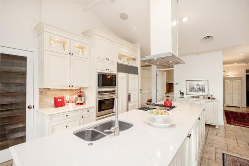 401-538 Mckay Avenue, Kelowna, BC - Indoor Photo Showing Kitchen With Double Sink With Upgraded Kitchen