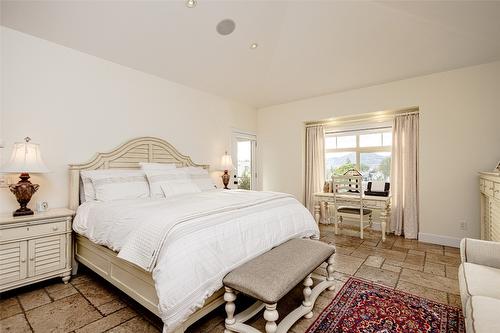 401-538 Mckay Avenue, Kelowna, BC - Indoor Photo Showing Bedroom