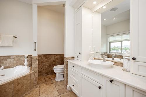 401-538 Mckay Avenue, Kelowna, BC - Indoor Photo Showing Bathroom