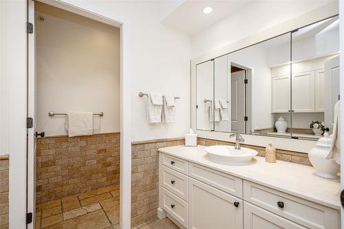 401-538 Mckay Avenue, Kelowna, BC - Indoor Photo Showing Bathroom