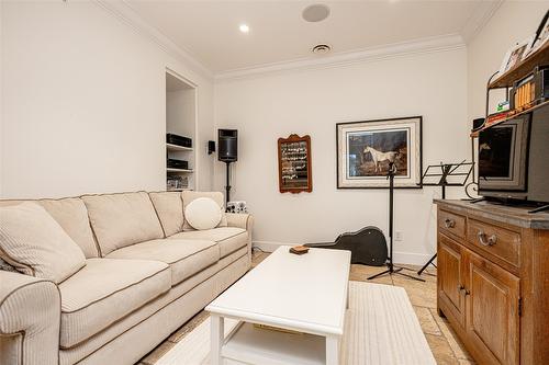 401-538 Mckay Avenue, Kelowna, BC - Indoor Photo Showing Living Room