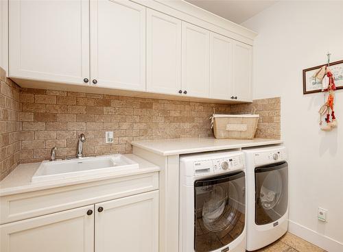 401-538 Mckay Avenue, Kelowna, BC - Indoor Photo Showing Laundry Room