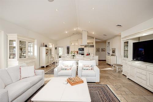 401-538 Mckay Avenue, Kelowna, BC - Indoor Photo Showing Living Room