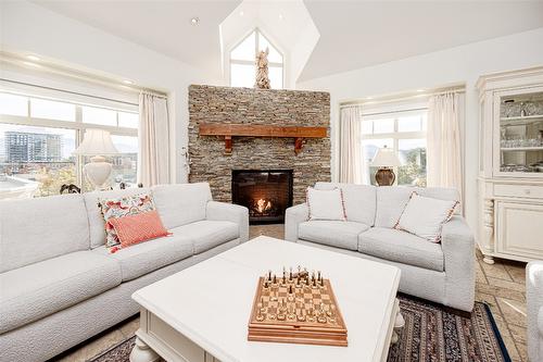 401-538 Mckay Avenue, Kelowna, BC - Indoor Photo Showing Living Room With Fireplace