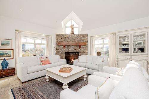 401-538 Mckay Avenue, Kelowna, BC - Indoor Photo Showing Living Room With Fireplace