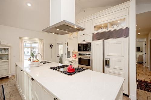 401-538 Mckay Avenue, Kelowna, BC - Indoor Photo Showing Kitchen With Upgraded Kitchen