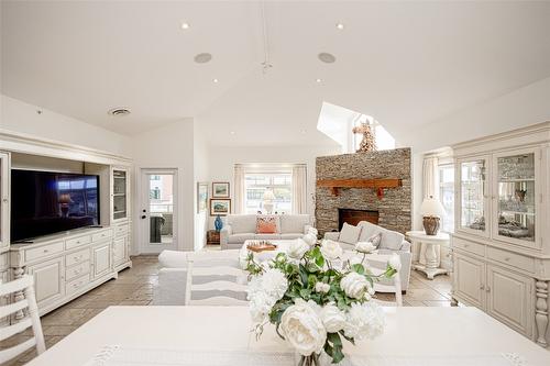 401-538 Mckay Avenue, Kelowna, BC - Indoor Photo Showing Living Room