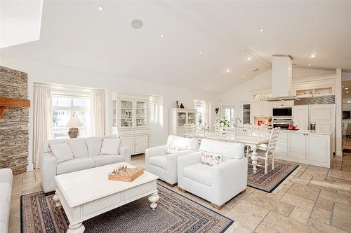 401-538 Mckay Avenue, Kelowna, BC - Indoor Photo Showing Living Room